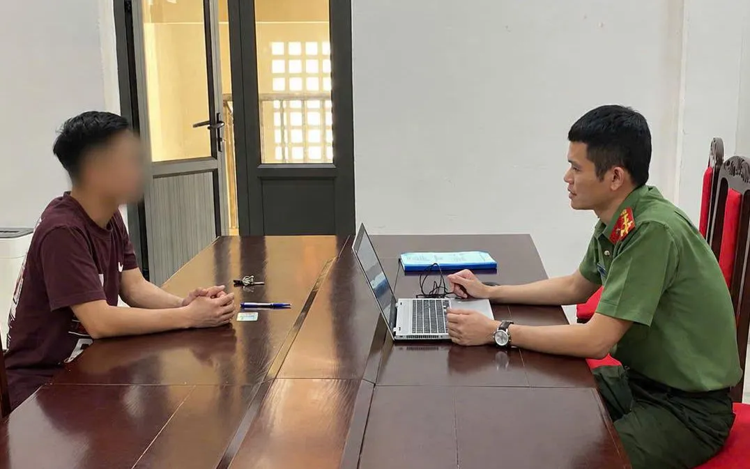 Công an phường Hạc Thành làm việc với Lê Thế Đ. Ảnh: CACC
