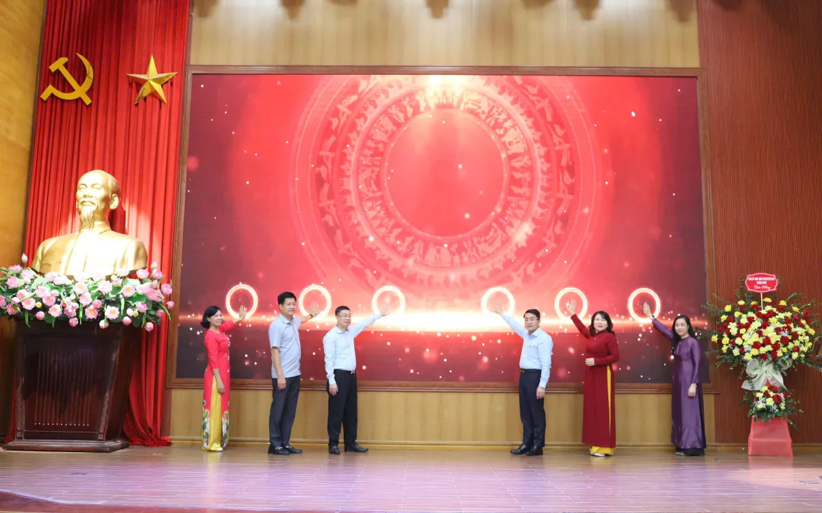 Lãnh đạo phường Tây Hồ phát động "Tuần lễ hưởng ứng học tập suốt đời năm 2026". Ảnh: Phường Tây Hồ.