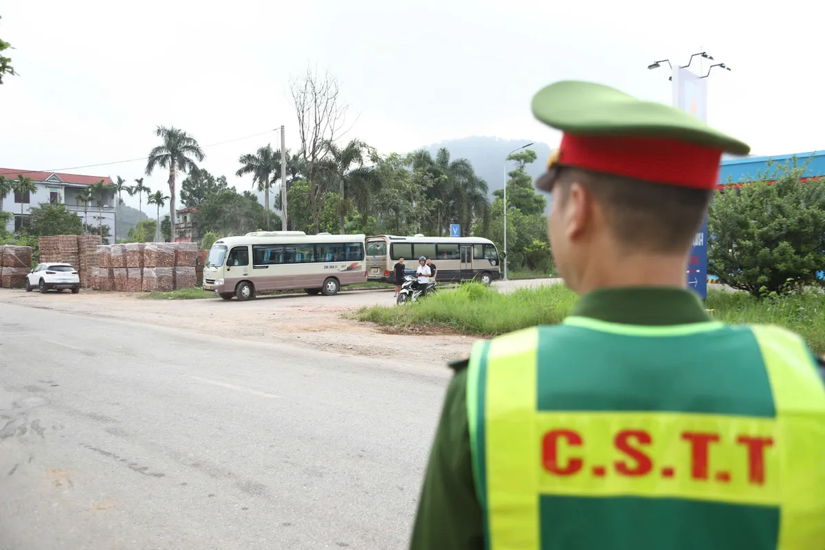 Hà Nội: Đồng loạt kiểm soát xe đưa đón học sinh, chấn chỉnh nhiều vi phạm - Ảnh 2.