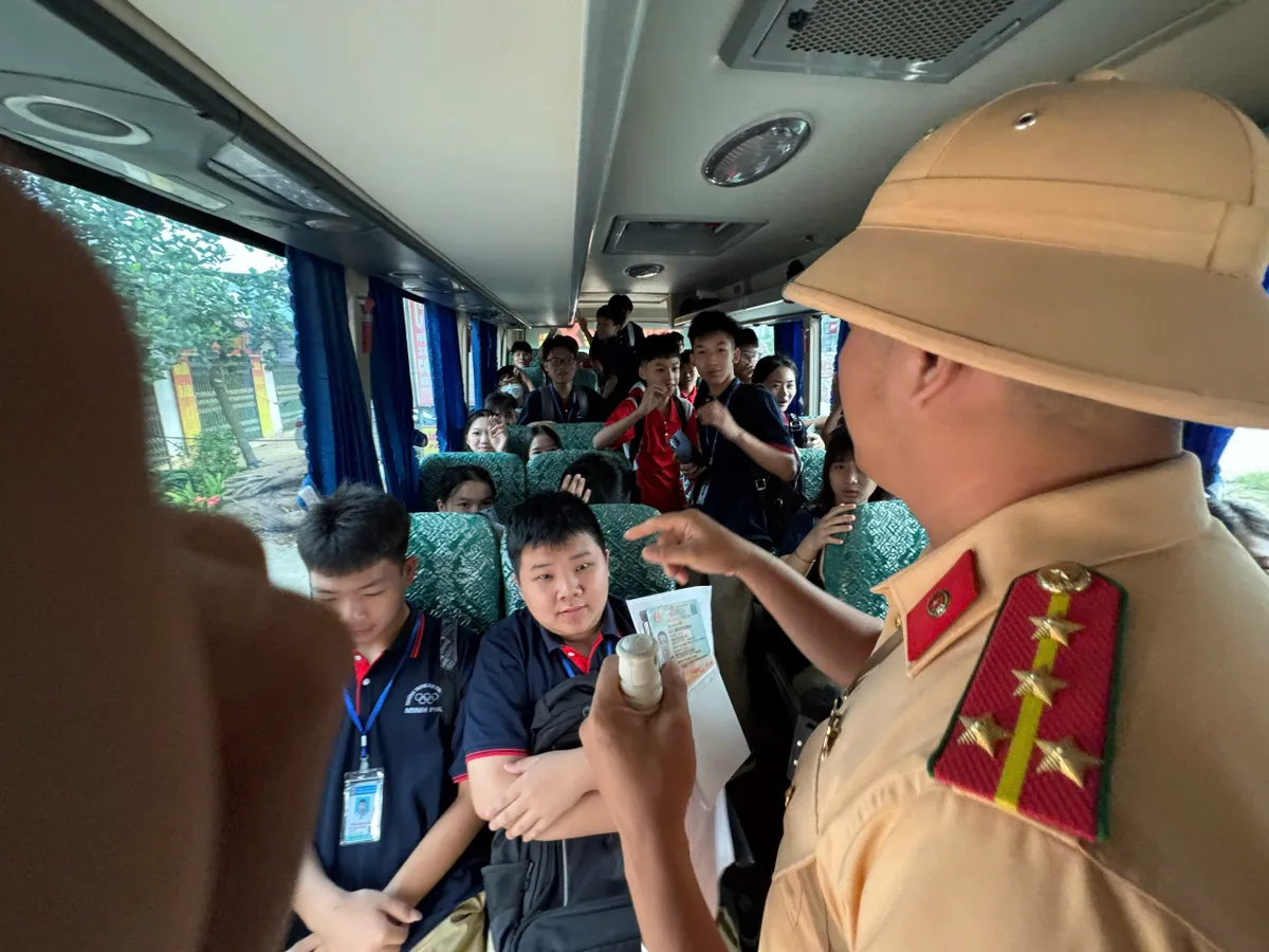 Hà Nội: Đồng loạt kiểm soát xe đưa đón học sinh, chấn chỉnh nhiều vi phạm - Ảnh 3.
