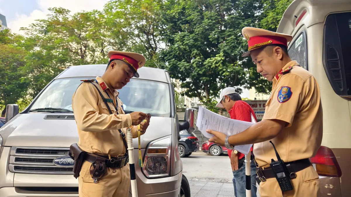 Hà Nội: Đồng loạt kiểm soát xe đưa đón học sinh, chấn chỉnh nhiều vi phạm - Ảnh 1.