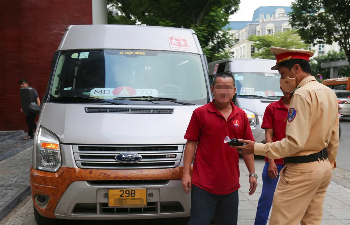 Hà Nội: Đồng loạt kiểm soát xe đưa đón học sinh, chấn chỉnh nhiều vi phạm - Ảnh 5.