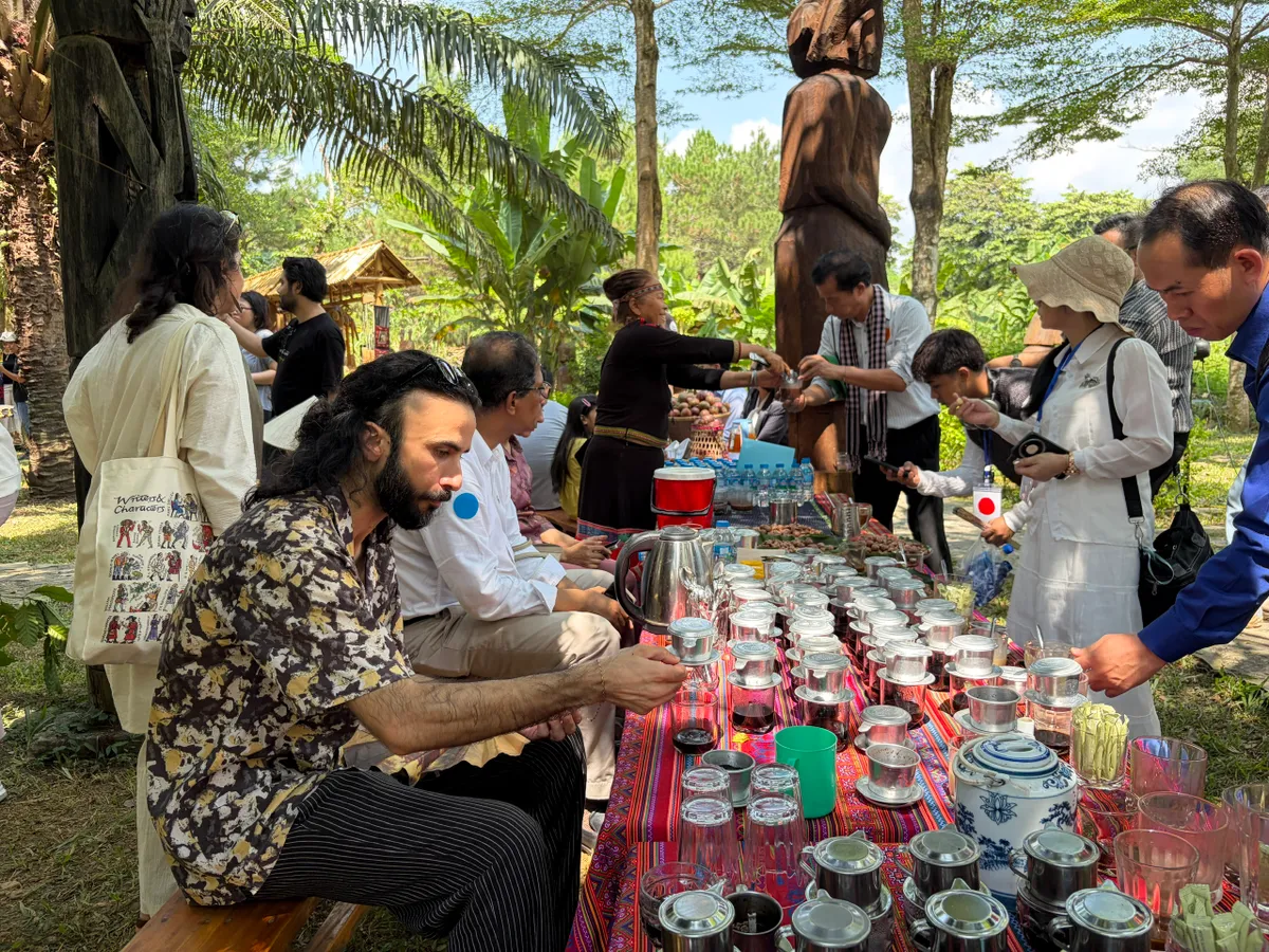 Đo&agrave;n đại biểu quốc tế trải nghiệm kh&ocirc;ng gian văn h&oacute;a 54 d&acirc;n tộc tại L&agrave;ng Văn h&oacute;a - Du lịch- Ảnh 1.