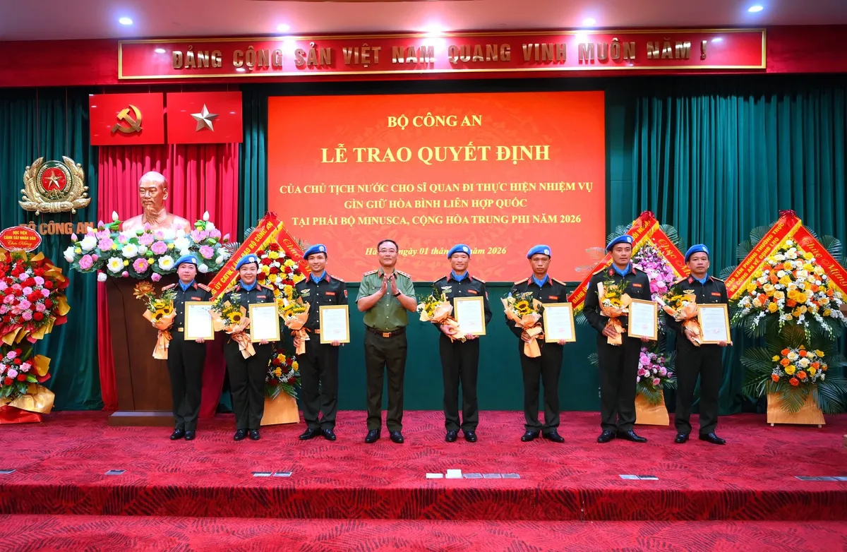 7 sĩ quan Công an nhân dân Việt Nam tham gia gìn giữ hòa bình tại Trung Phi - Ảnh 1.