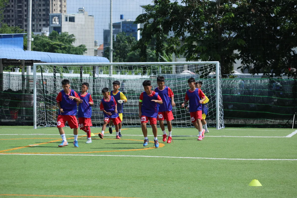 Tiền vệ từng lập kỷ lục V.League Nghiêm Xuân Tú ngồi ghế HLV khách mời "Cầu thủ nhí 2026" - Ảnh 3.