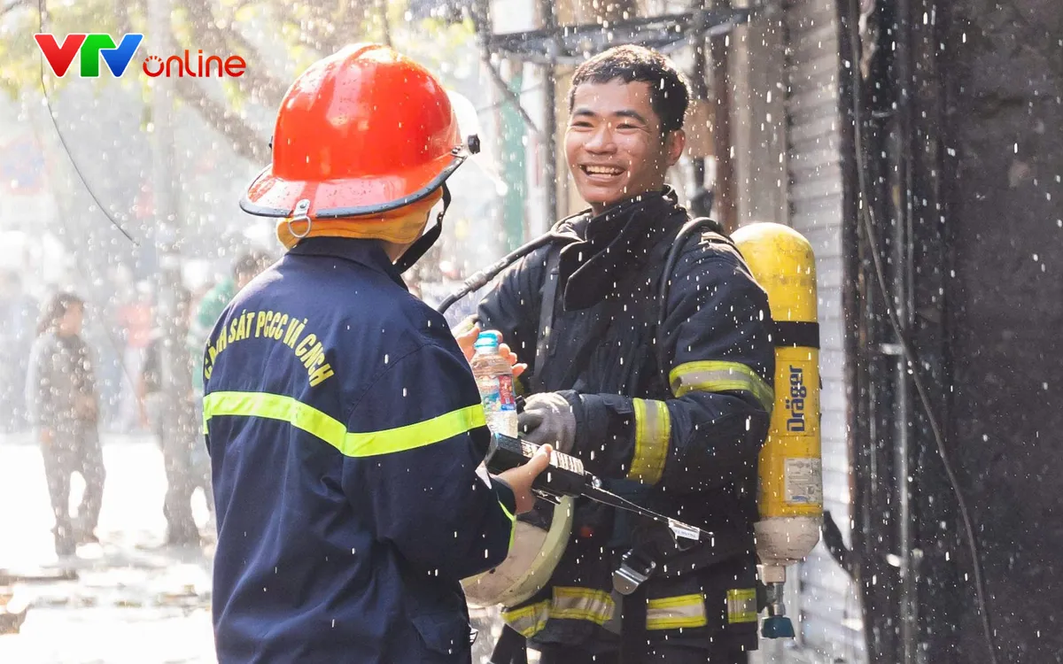 Lực lượng Cảnh sát PCCC và CNCH thực hiện nhiệm vụ chữa cháy trên địa bàn Hà Nội. (ảnh: Minh Vũ)