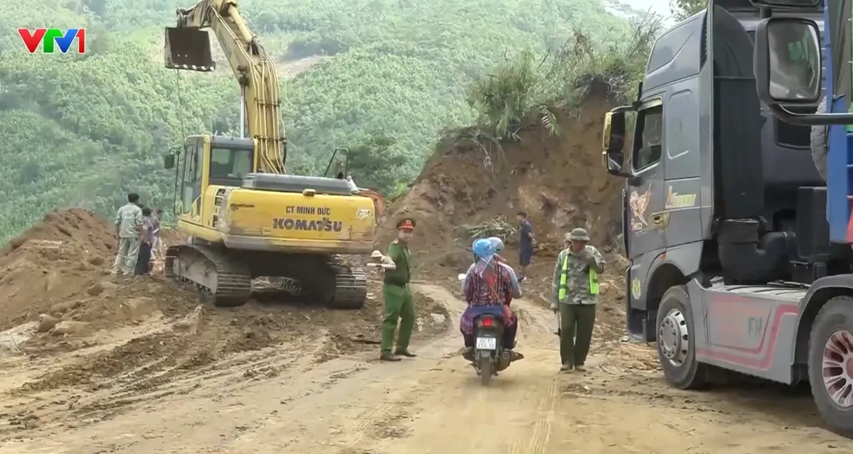 Lào Cai khẩn trương khắc phục sạt lở trên Quốc lộ 279 - Ảnh 1.