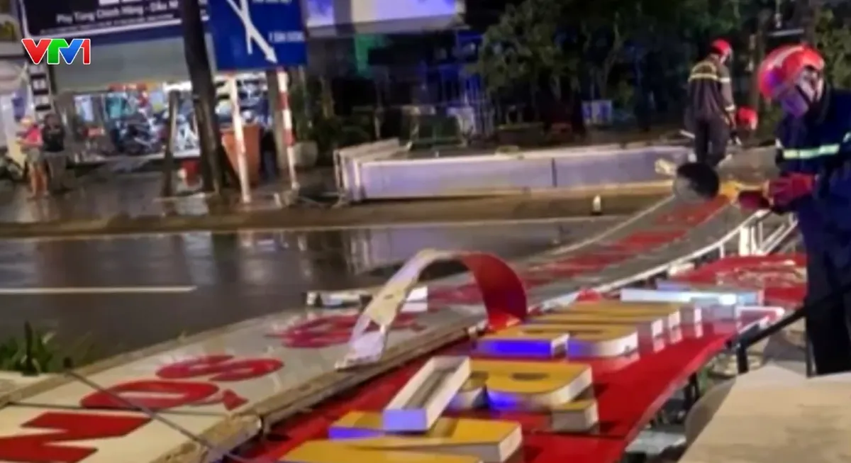 Sập cổng chào ở TP Hồ Chí Minh trong mưa lớn - Ảnh 2.