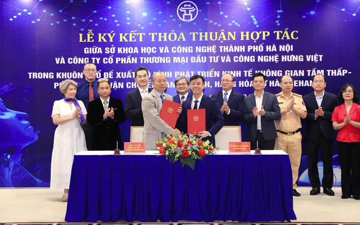Từ xe tự hành đến taxi bay, Hà Nội mở đường đưa công nghệ vào cuộc sống - Ảnh 2.