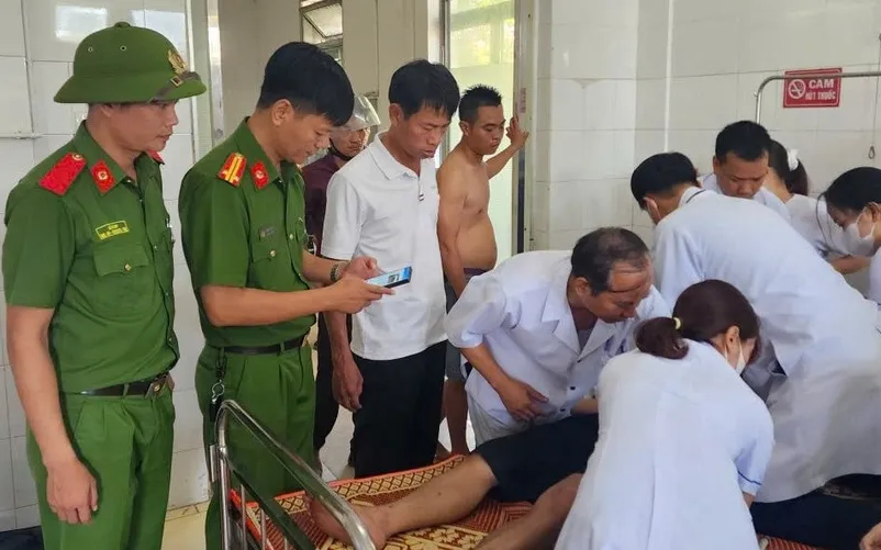 Cán bộ Công an xã Quảng Điền phối hợp với đội ngũ y tế khẩn trương cấp cứu nạn nhân tại Trung tâm Y tế Quảng Điền. Nguồn: Cổng TTĐT Bộ Công an