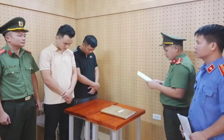 Cơ quan An ninh điều tra Công an tỉnh Hà Tĩnh tống đạt quyết định và lệnh đối với Đặng Hoàng Lợi và Đặng Hùng Vương. Ảnh: Công an Hà Tĩnh