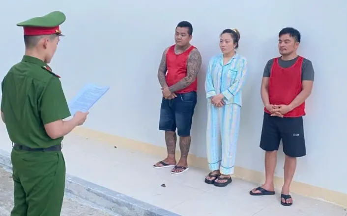Phòng Cảnh sát hình sự tống đạt quyết định khởi tố vụ án, khởi tố bị can, thi hành lệnh bắt bị can để tạm giam với 3 đối tượng. Ảnh: Công an TP Đà Nẵng