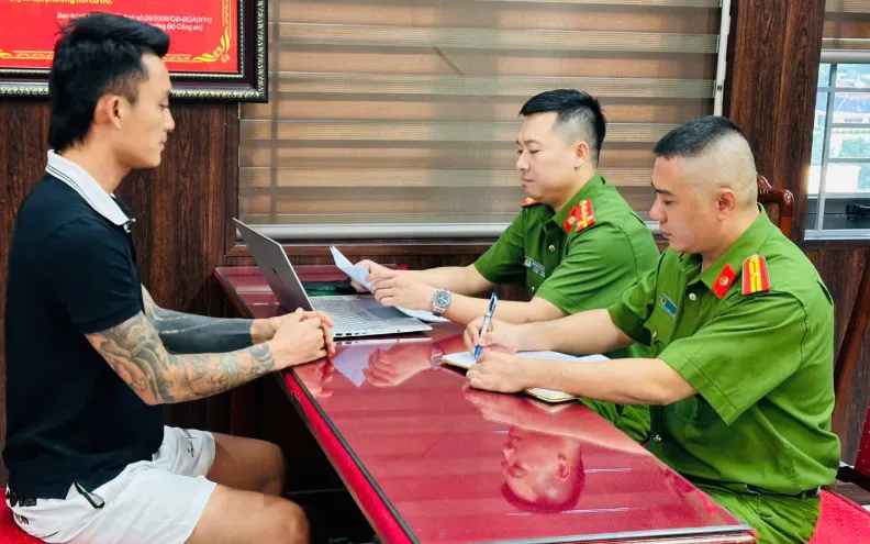 Đối tượng Hoàng Quốc Minh làm việc tại Cơ quan điều tra. Nguồn: Cổng TTĐT Công an Thanh Hóa