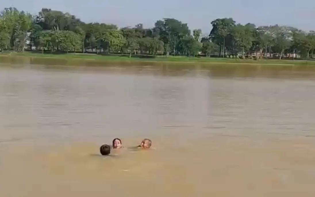 Nghe tiếng tri hô, đồng chí Lê Diệt cùng một người dân nhanh chóng bơi ra cứu nạn nhân. Nguồn: Bộ Công an