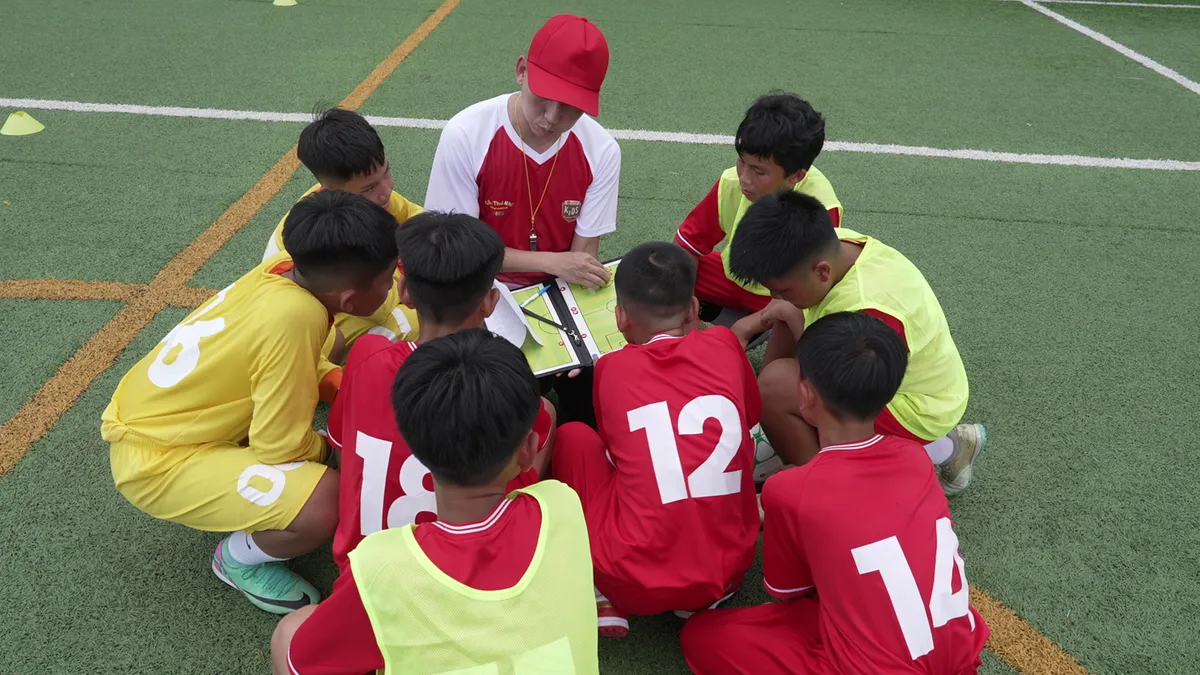Tiền vệ từng lập kỷ lục V.League Nghiêm Xuân Tú ngồi ghế HLV khách mời "Cầu thủ nhí 2026" - Ảnh 2.