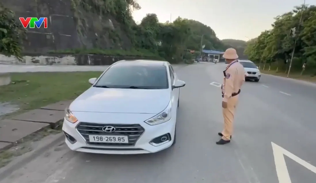 Nhiều xe biển trắng không thuộc lĩnh vực kinh doanh vận tải vẫn chở khách thu tiền - Ảnh 1.
