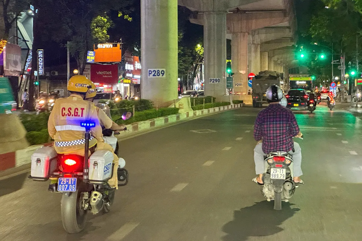 H&agrave; Nội: Hơn 20 thanh thiếu ni&ecirc;n vi phạm giao th&ocirc;ng bị xử l&yacute; trong đ&ecirc;m cuối tuần - Ảnh 1.