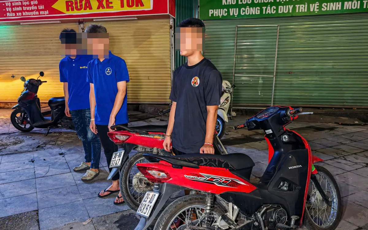 CSGT kiểm tra trường hợp hai nam thanh niên điều khiển xe không đội mũ bảo hiểm.