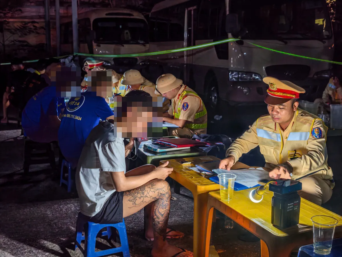 H&agrave; Nội: Hơn 20 thanh thiếu ni&ecirc;n vi phạm giao th&ocirc;ng bị xử l&yacute; trong đ&ecirc;m cuối tuần - Ảnh 9.