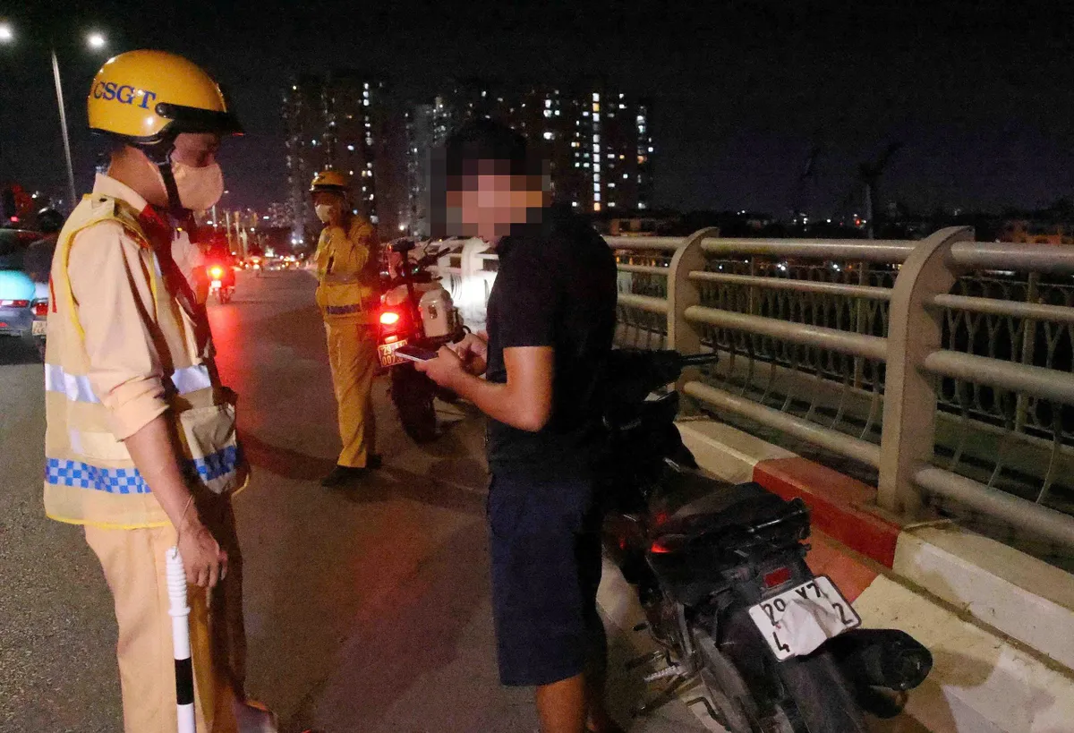 H&agrave; Nội: Hơn 20 thanh thiếu ni&ecirc;n vi phạm giao th&ocirc;ng bị xử l&yacute; trong đ&ecirc;m cuối tuần - Ảnh 7.