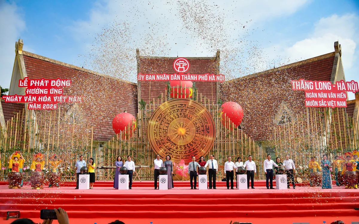 Toàn cảnh sân khấu Lễ phát động với biểu trưng "Thăng Long - Hà Nội ngàn năm văn hiến - Muôn sắc Việt Nam" tại Làng Văn hóa - Du lịch các dân tộc Việt Nam.