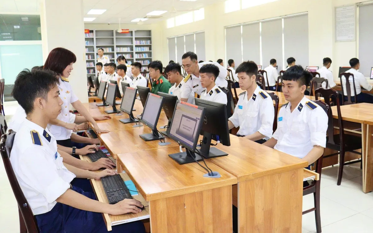 Học viên thực hành khai thác dữ liệu tại Trung tâm Học liệu