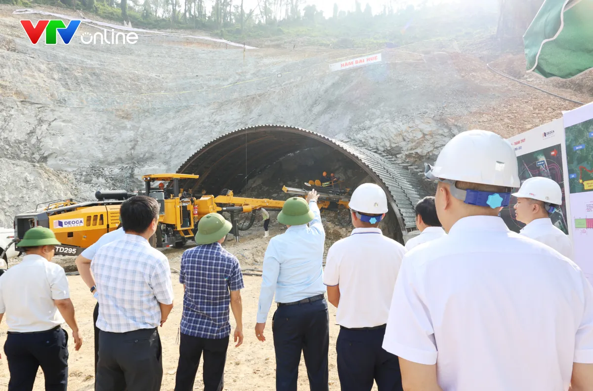 Nghệ An: Đôn đốc đẩy nhanh tiến độ dự án cao tốc Vinh - Thanh Thủy - Ảnh 2.