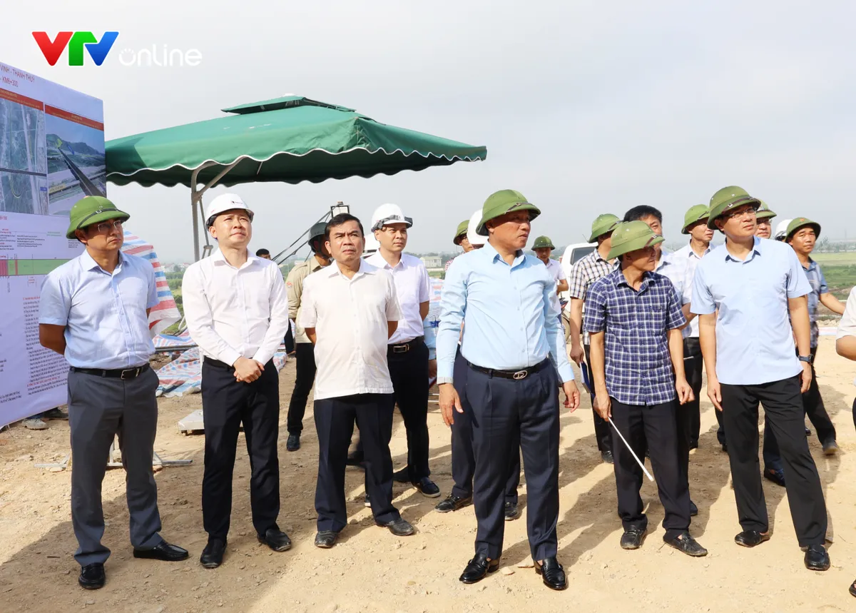 Nghệ An: Đôn đốc đẩy nhanh tiến độ dự án cao tốc Vinh - Thanh Thủy - Ảnh 3.