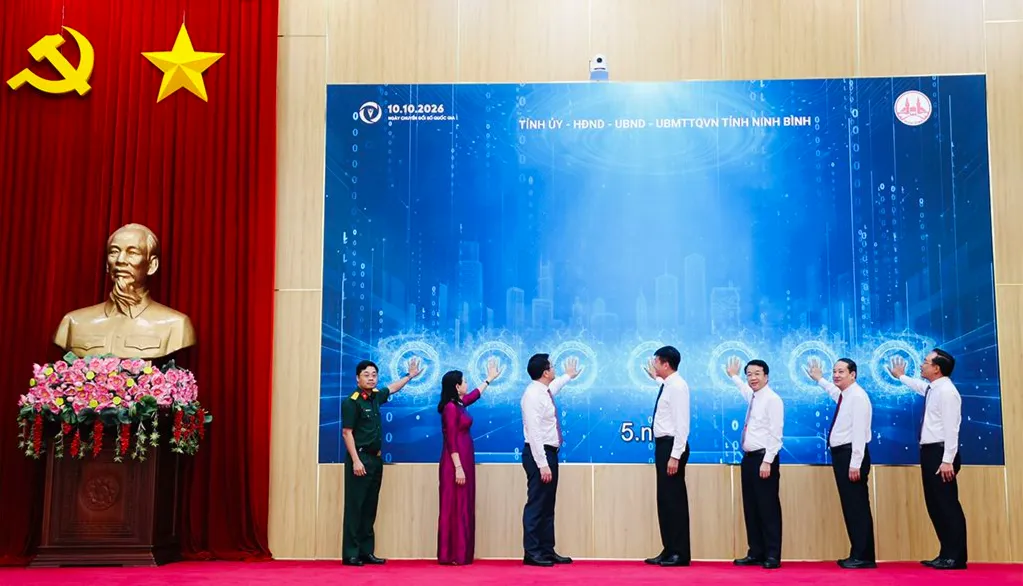 Các đồng chí lãnh đạo tỉnh và đại diện Tập đoàn Công nghiệp Viễn thông Quân đội Viettel thực hiện nghi thức ra mắt Trung tâm giám sát, điều hành thông minh (IOC) và Ứng dụng Công dân số NinhBinh-S. Ảnh: ĐL