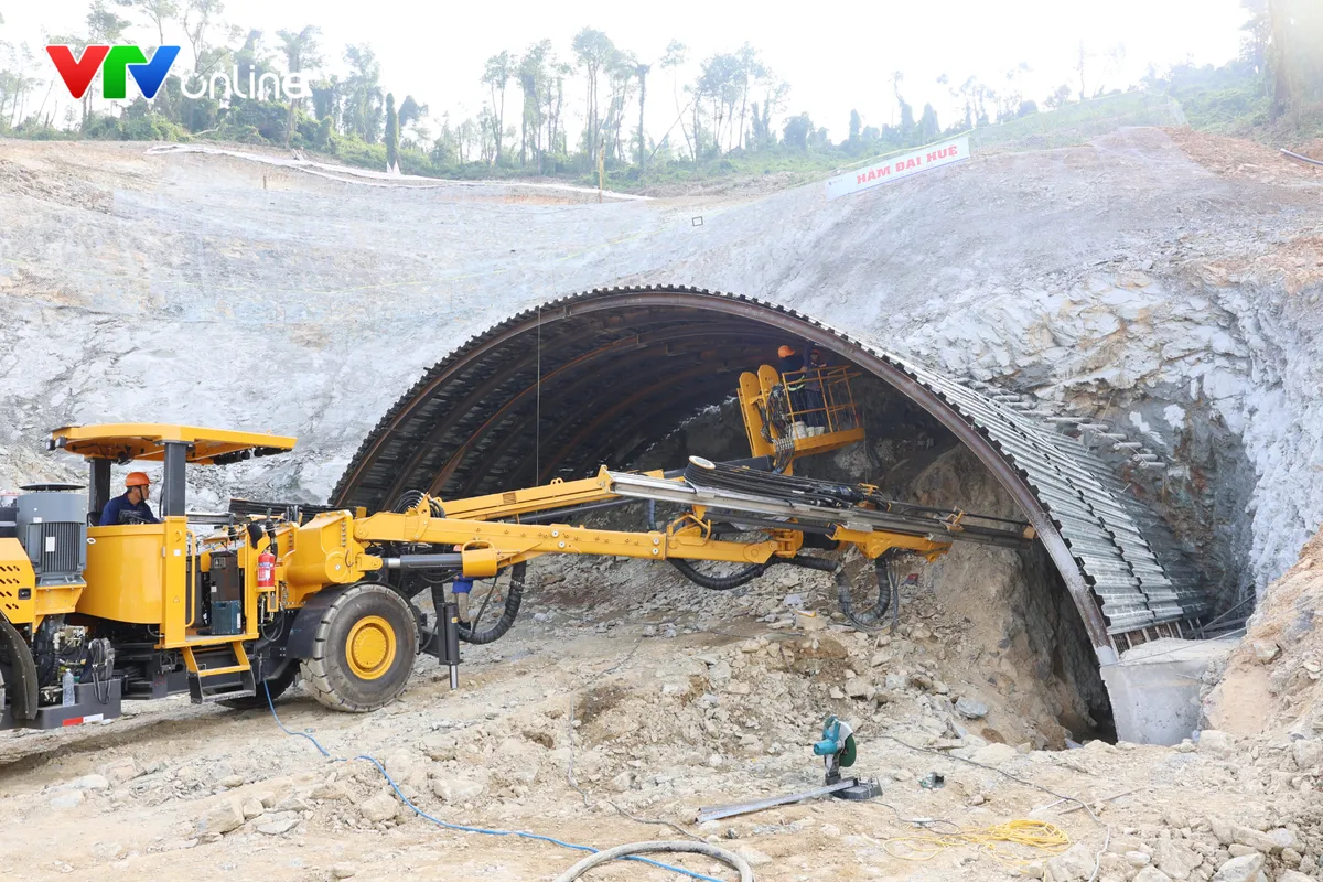 Nghệ An: Đôn đốc đẩy nhanh tiến độ dự án cao tốc Vinh - Thanh Thủy - Ảnh 1.