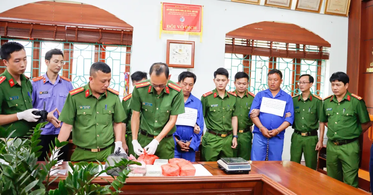 Bắt quả tang 2 đối tượng mua b&aacute;n 20 b&aacute;nh heroin ở Lai Ch&acirc;u - Ảnh 1.