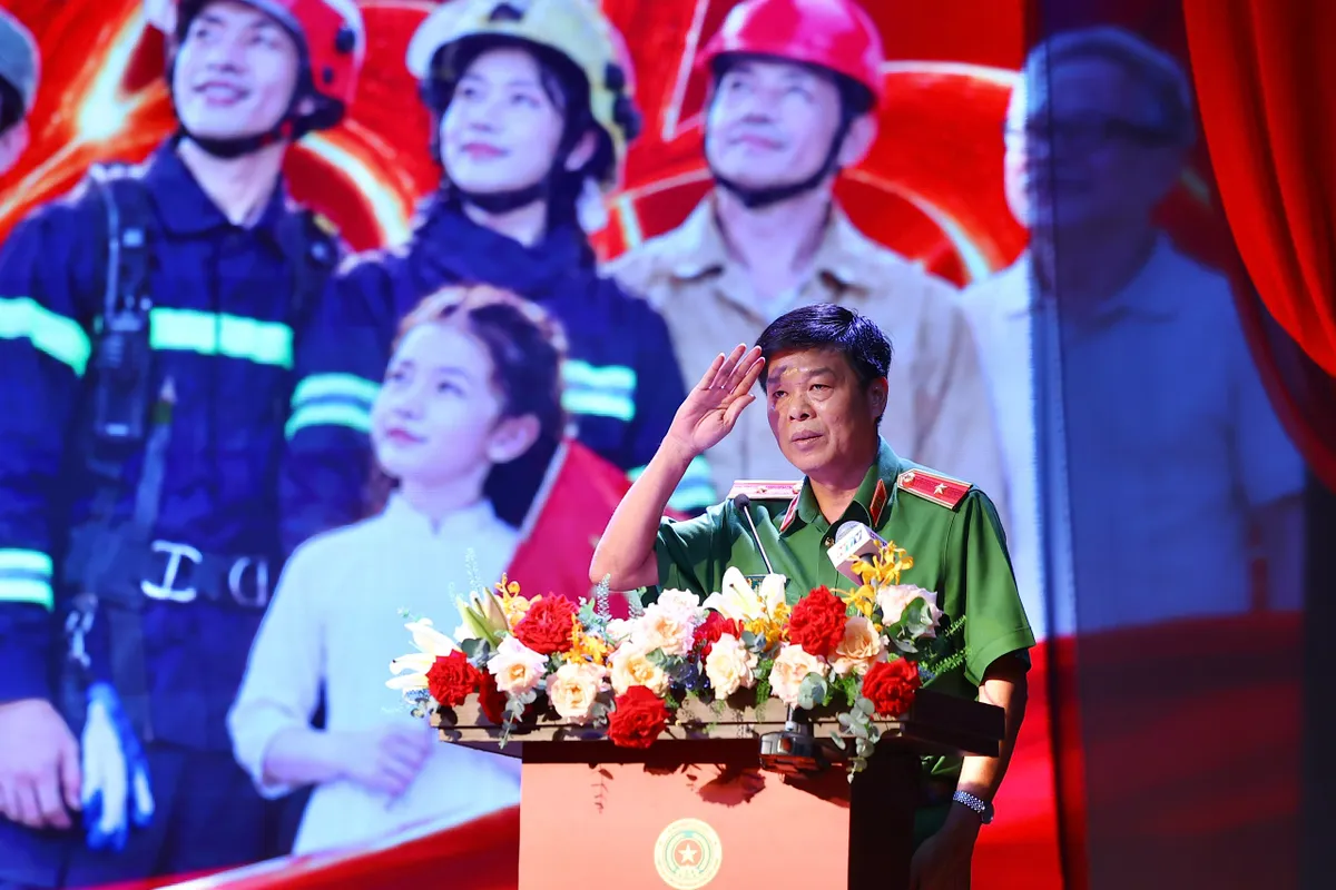 Nhịp sống bình yên: Tri ân những người đi ngược chiều ngọn lửa - Ảnh 2.