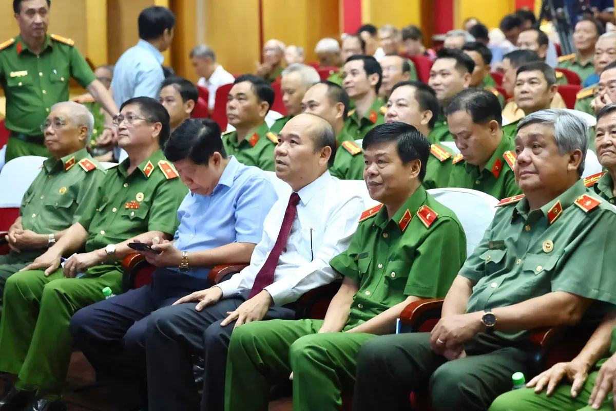 Nhịp sống bình yên: Tri ân những người đi ngược chiều ngọn lửa - Ảnh 1.
