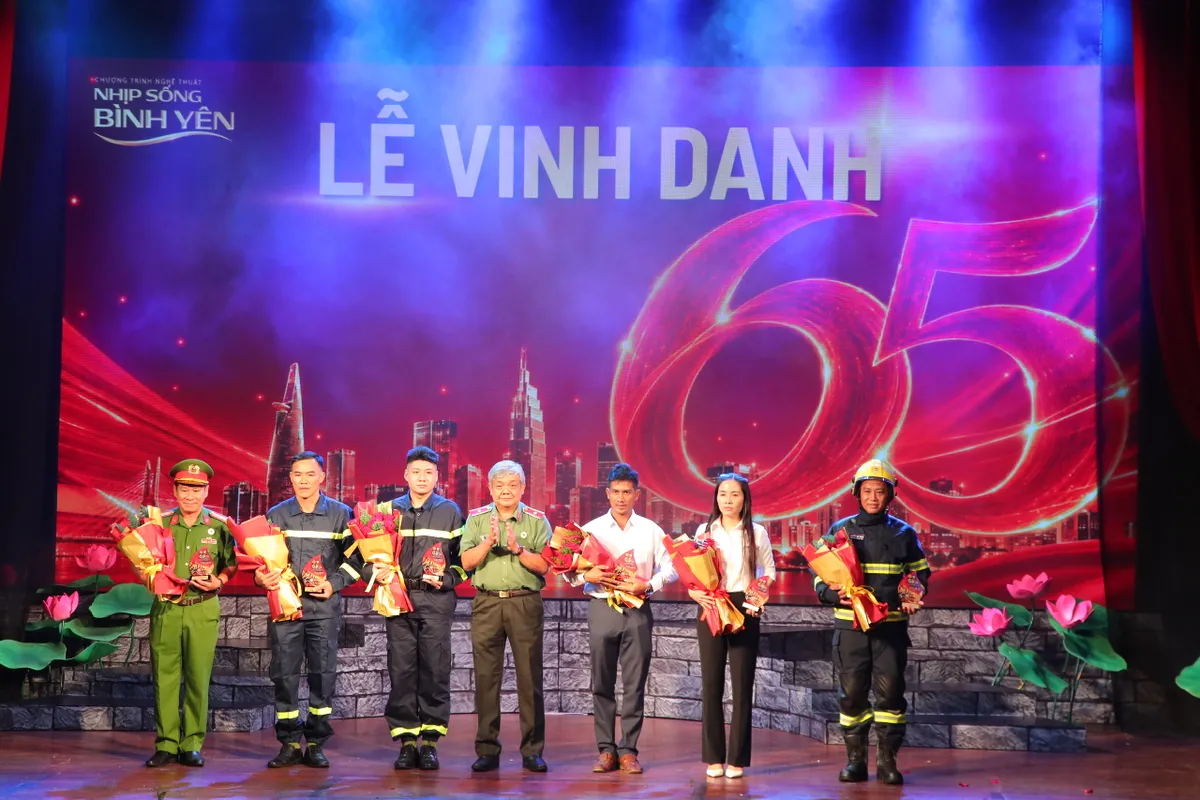Nhịp sống bình yên: Tri ân những người đi ngược chiều ngọn lửa - Ảnh 8.