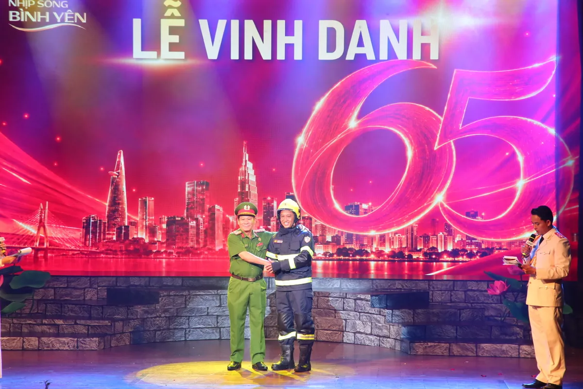 Nhịp sống bình yên: Tri ân những người đi ngược chiều ngọn lửa - Ảnh 7.