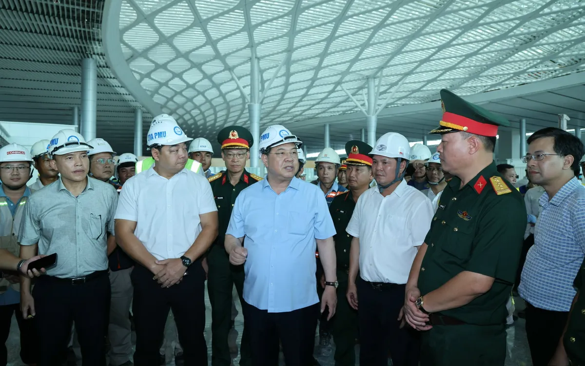 Phó Thủ tướng Thường trực Chính phủ Phạm Gia Túc kiểm tra nhà ga hành khách sân bay Long Thành - Ảnh: VGP