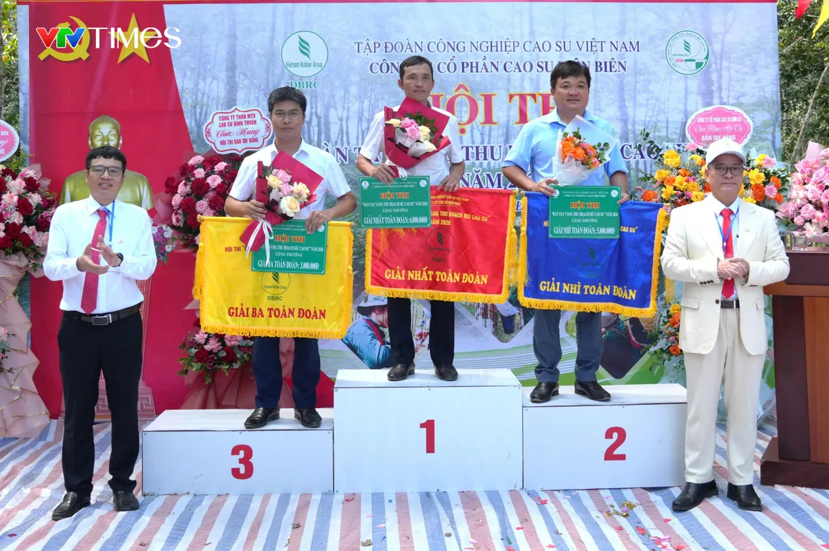 Những &ldquo;b&agrave;n tay v&agrave;ng&rdquo; l&agrave;m n&ecirc;n m&ugrave;a mủ cao su Điện Bi&ecirc;n - Ảnh 6.