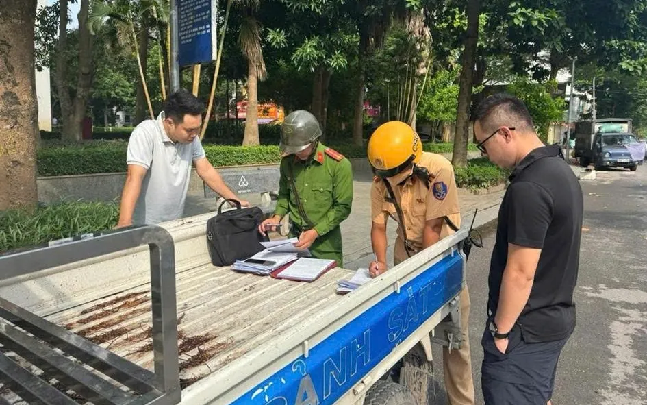 Công an xã Thanh Trì phối hợp với Đội Cảnh sát giao thông đường bộ số 14 lập biên bản xử lý vi phạm. Ảnh: Công an TP Hà Nội