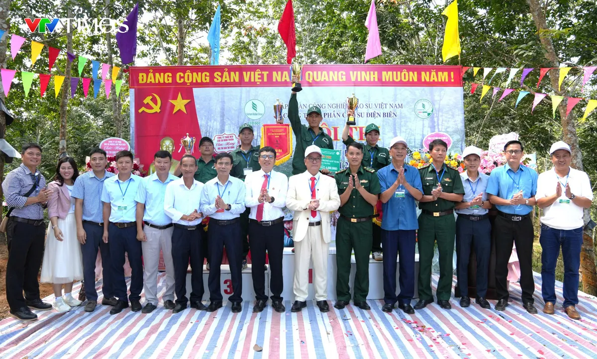 Những &ldquo;b&agrave;n tay v&agrave;ng&rdquo; l&agrave;m n&ecirc;n m&ugrave;a mủ cao su Điện Bi&ecirc;n - Ảnh 5.