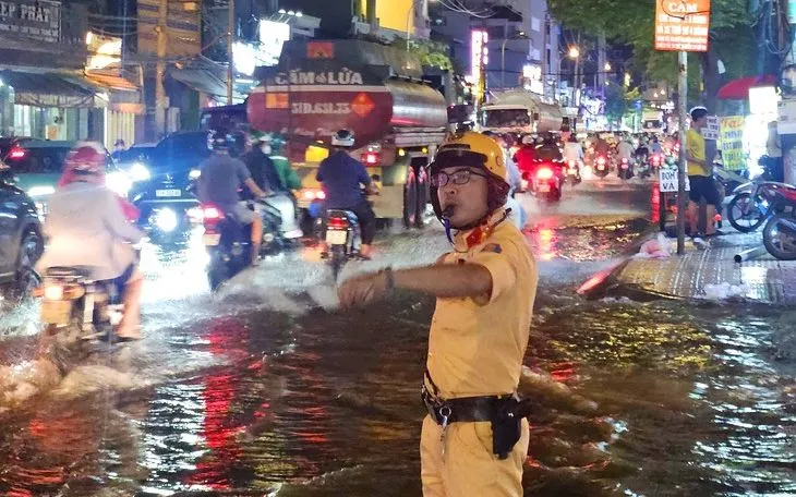 CSGT TP Hồ Chí Minh phân luồng, hỗ trợ người dân trong mưa ngập. Ảnh: Công an TP Hồ Chí Minh