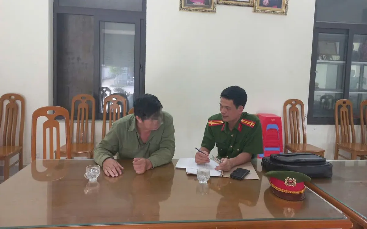 Công an phường Hà An tuyên truyền, giải thích cho ông S về các thủ đoạn lừa đảo. Ảnh: Công an TP Quảng Ninh