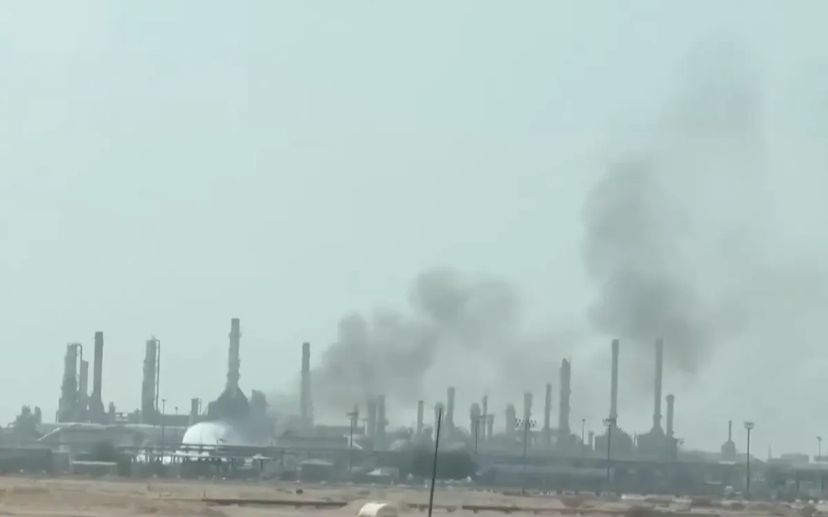 Houthi tấn công cơ sở dầu mỏ của Saudi Arabia - Ảnh 1.