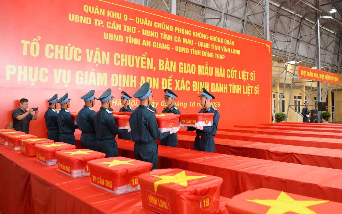Cán bộ, chiến sĩ cẩn trọng nâng niu và sắp xếp từng thùng chứa mẫu sinh phẩm hài cốt liệt sĩ, chuẩn bị bàn giao cho Viện Pháp y Quân đội (Bộ Quốc phòng) để tiến hành giám định ADN.
