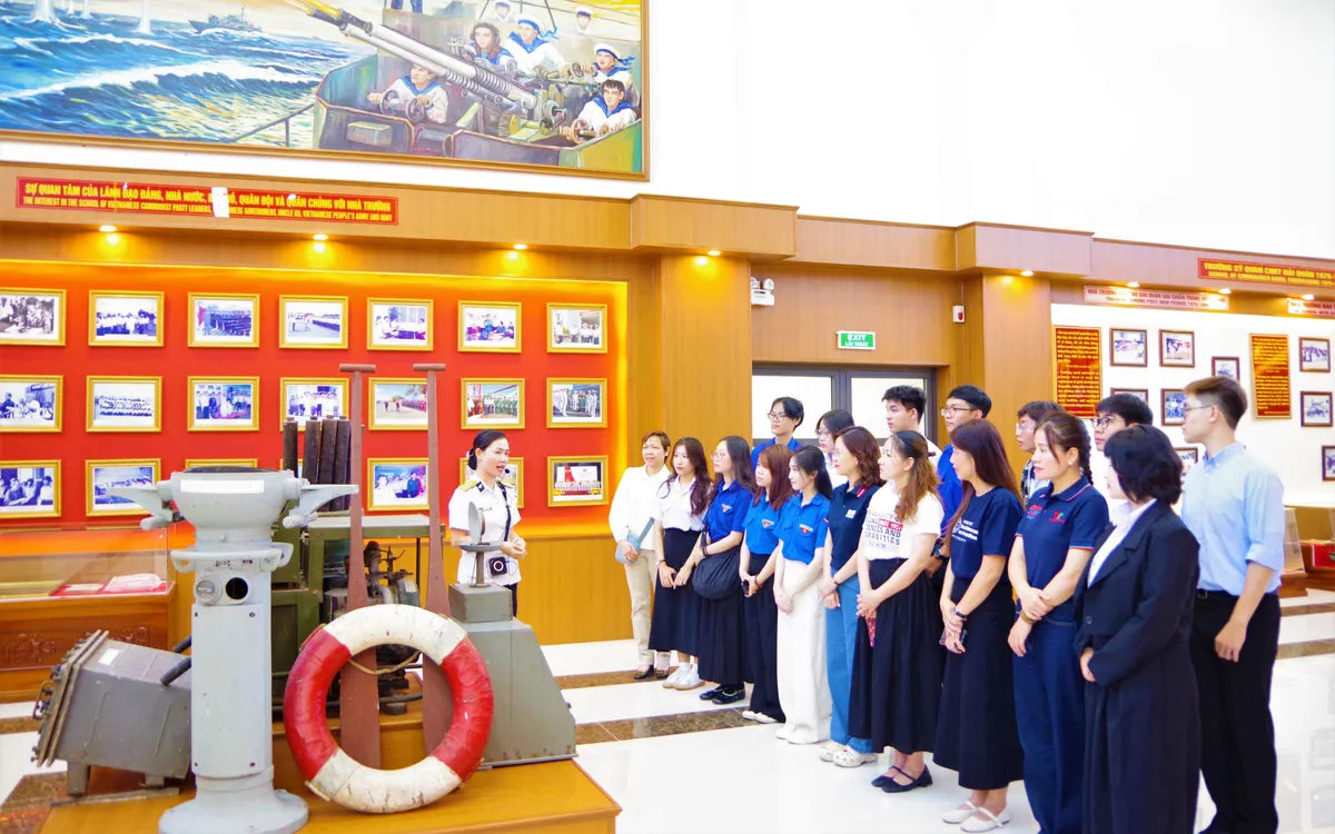 Cán bộ, giảng viên, sinh viên tham quan Phòng Truyền thống Học viện Hải quân. 