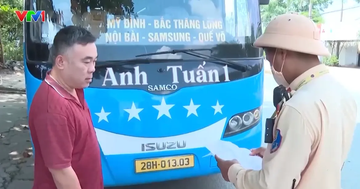 Phát hiện, xử lý hàng chục nghìn phương tiện kinh doanh vận tải vi phạm giao thông sau 1 tháng - Ảnh 1.