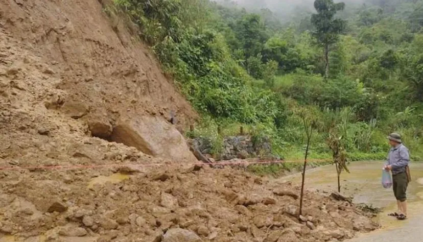 Mưa lớn, dông lốc làm 7 căn nhà ở Lào Cai bị tốc mái, hư hỏng, sạt lở đường giao thông - Ảnh 1.