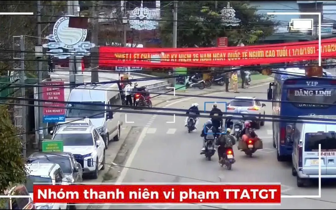 Hình ảnh nhóm thanh niên vi phạm giao thông. Ảnh: CA Lào Cai