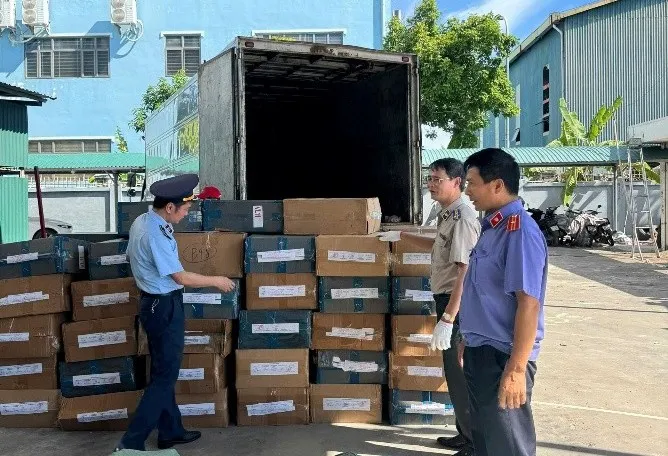 Quảng Ninh tiêu hủy gần 40.000 bao thuốc lá ngoại nhập lậu - Ảnh 1.
