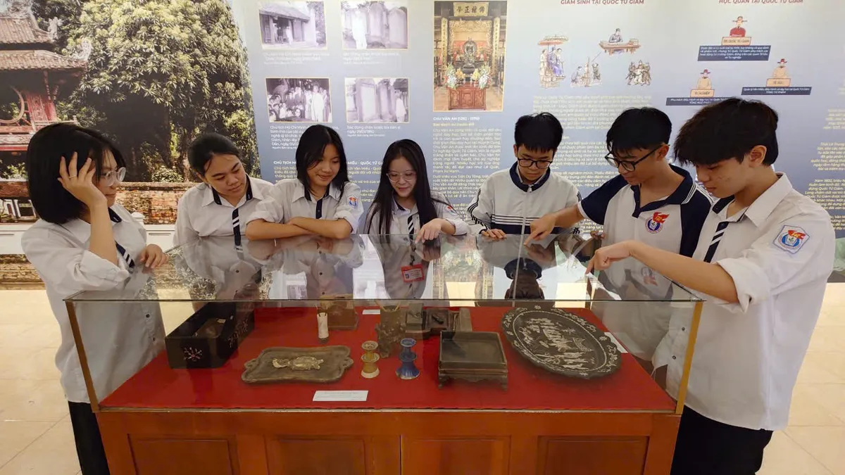 Trưng bày chuyên đề "Quốc Tử Giám Thăng Long với truyền thống hiếu học tỉnh Nghệ An"- Ảnh 3.
