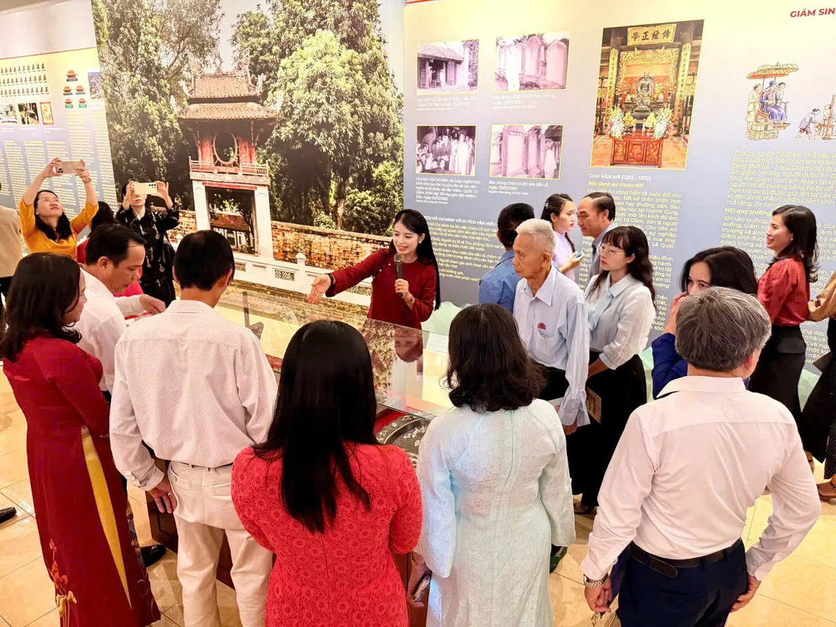 Trưng bày chuyên đề "Quốc Tử Giám Thăng Long với truyền thống hiếu học tỉnh Nghệ An"- Ảnh 4.